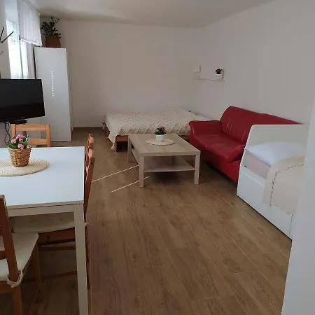 Domecek Na Podhradi Nyaraló *